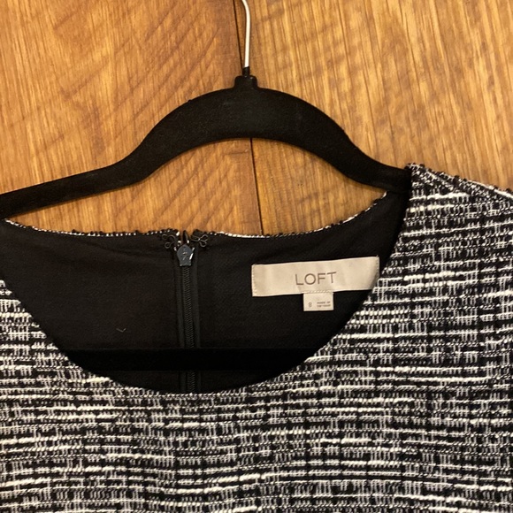 Tweed dress - buttons at the bottom and puff sleeves - Picture 2 of 4